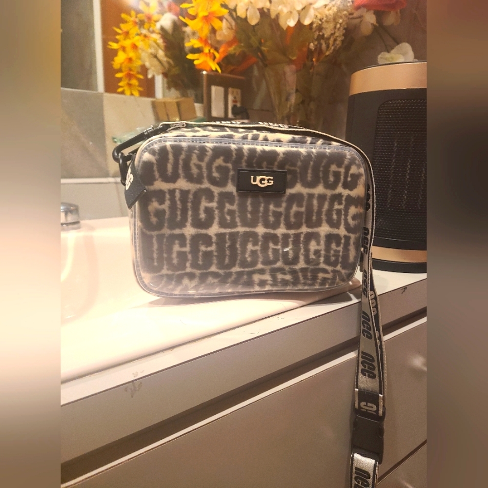 Ugg crossbody Bag Authentic Hardly worn